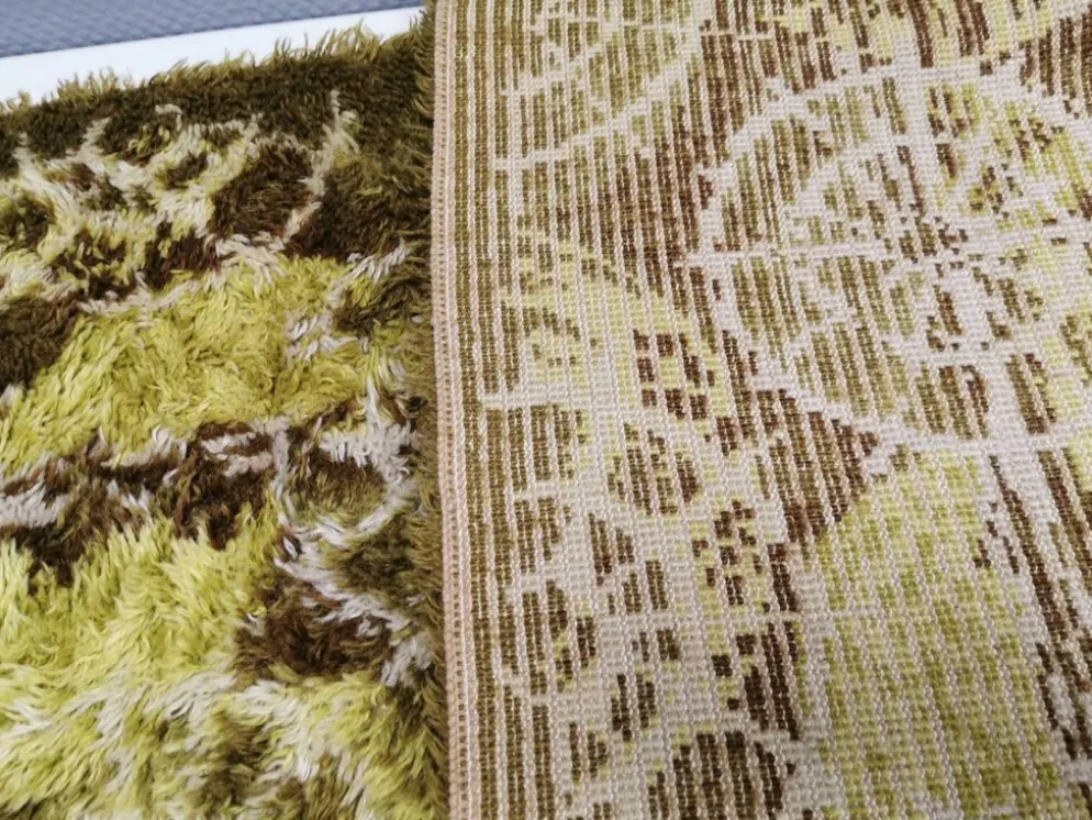 Tapis rya en laine suédoise. Estimé des années 1970-80.