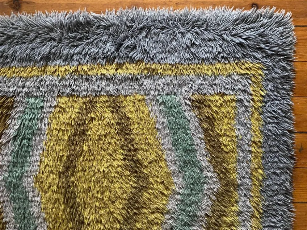 Tapis Rya à poils longs, jaune, aquamarine et gris, style mid-century modern, Suède, années 1960.