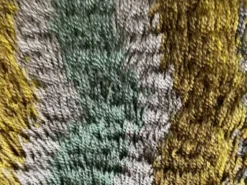 Tapis Rya à poils longs, jaune, aquamarine et gris, style mid-century modern, Suède, années 1960.