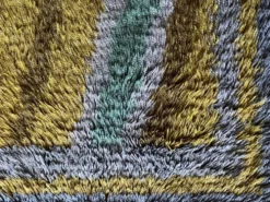 Tapis Rya à poils longs, jaune, aquamarine et gris, style mid-century modern, Suède, années 1960.