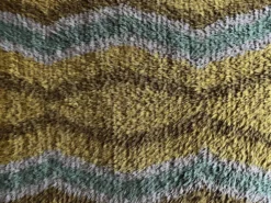 Tapis Rya à poils longs, jaune, aquamarine et gris, style mid-century modern, Suède, années 1960.