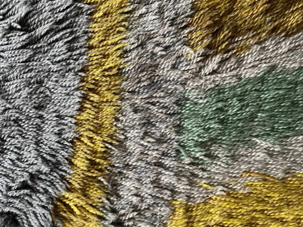 Tapis Rya à poils longs, jaune, aquamarine et gris, style mid-century modern, Suède, années 1960.