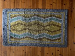 Tapis Rya à poils longs, jaune, aquamarine et gris, style mid-century modern, Suède, années 1960.