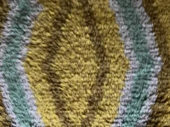 Tapis Rya à poils longs, jaune, aquamarine et gris, style mid-century modern, Suède, années 1960.