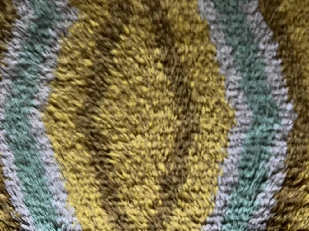 Tapis Rya à poils longs, jaune, aquamarine et gris, style mid-century modern, Suède, années 1960.