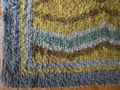 Tapis Rya à poils longs, jaune, aquamarine et gris, style mid-century modern, Suède, années 1960.