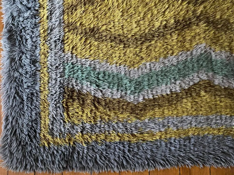 Tapis Rya à poils longs, jaune, aquamarine et gris, style mid-century modern, Suède, années 1960.