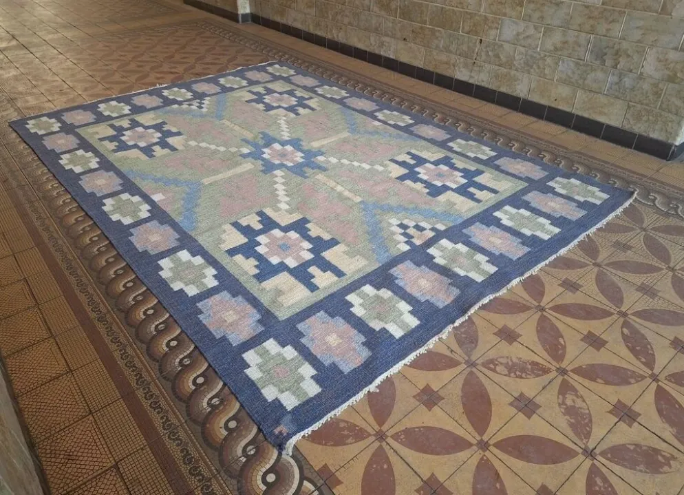 Tapis scandinave du milieu du siècle, tissé à plat en laine suédoise avec un design géométrique.