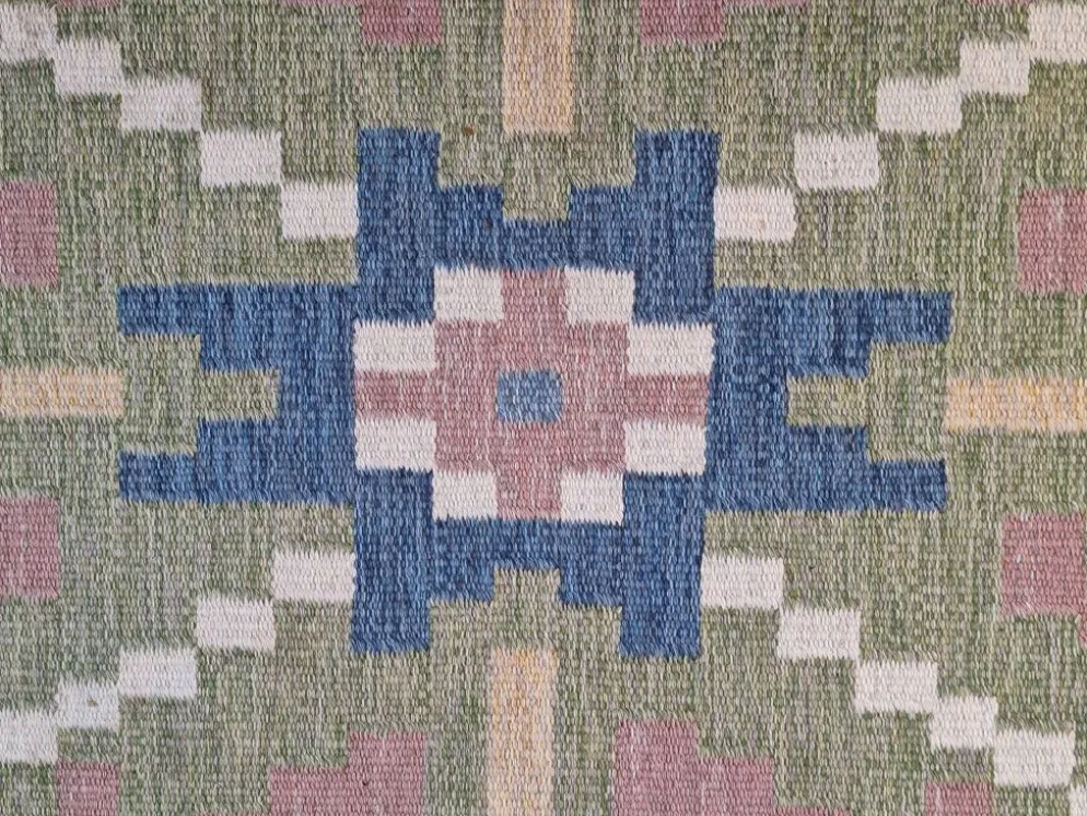 Tapis scandinave du milieu du siècle, tissé à plat en laine suédoise avec un design géométrique.