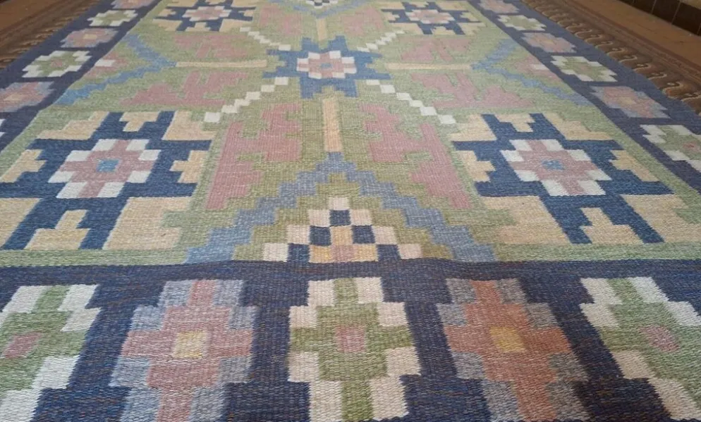 Tapis scandinave du milieu du siècle, tissé à plat en laine suédoise avec un design géométrique.
