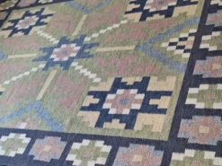 Tapis scandinave du milieu du siècle, tissé à plat en laine suédoise avec un design géométrique.