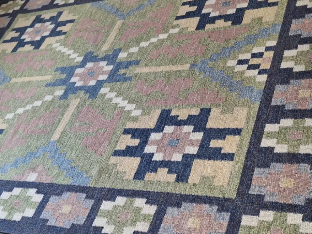 Tapis scandinave du milieu du siècle, tissé à plat en laine suédoise avec un design géométrique.