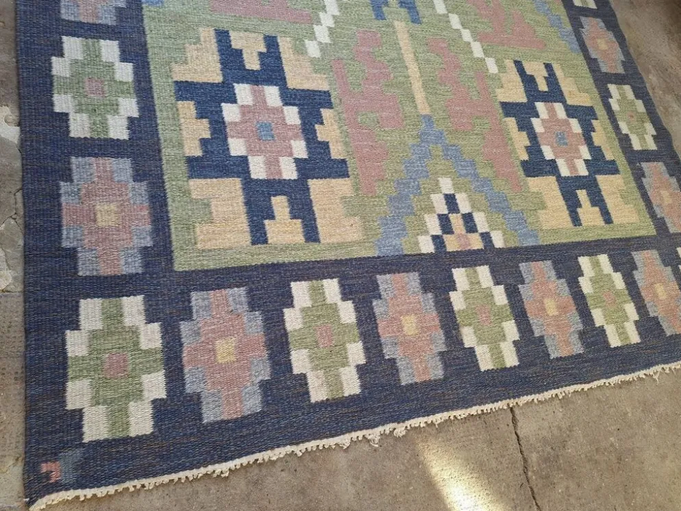 Tapis scandinave du milieu du siècle, tissé à plat en laine suédoise avec un design géométrique.