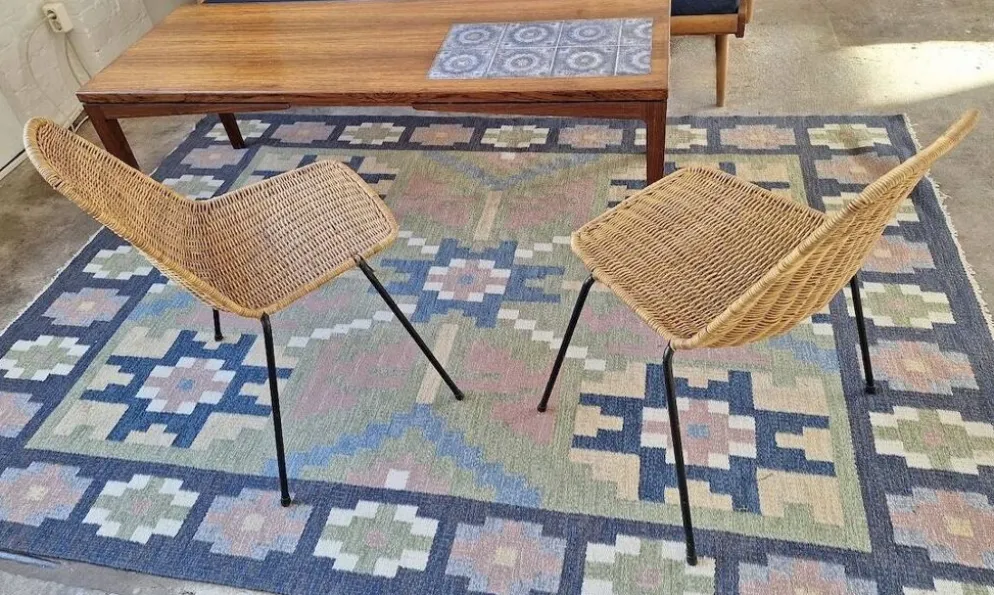 Tapis scandinave du milieu du siècle, tissé à plat en laine suédoise avec un design géométrique.