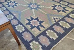 Tapis scandinave du milieu du siècle, tissé à plat en laine suédoise avec un design géométrique.