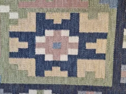 Tapis scandinave du milieu du siècle, tissé à plat en laine suédoise avec un design géométrique.