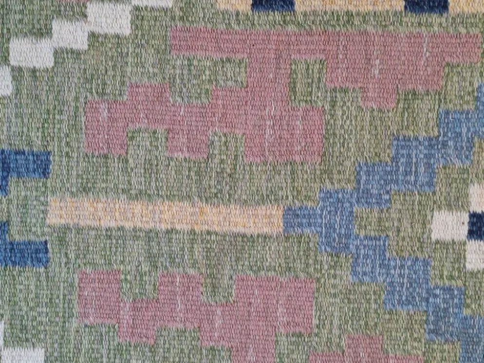 Tapis scandinave du milieu du siècle, tissé à plat en laine suédoise avec un design géométrique.