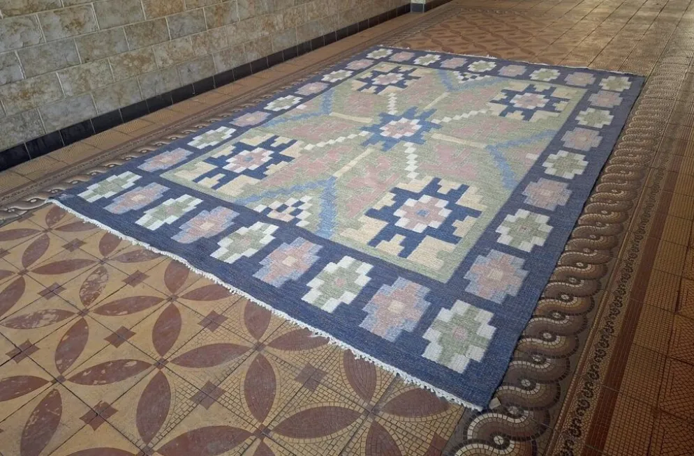 Tapis scandinave du milieu du siècle, tissé à plat en laine suédoise avec un design géométrique.