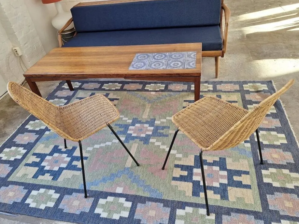Tapis scandinave du milieu du siècle, tissé à plat en laine suédoise avec un design géométrique.