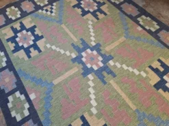 Tapis scandinave du milieu du siècle, tissé à plat en laine suédoise avec un design géométrique.