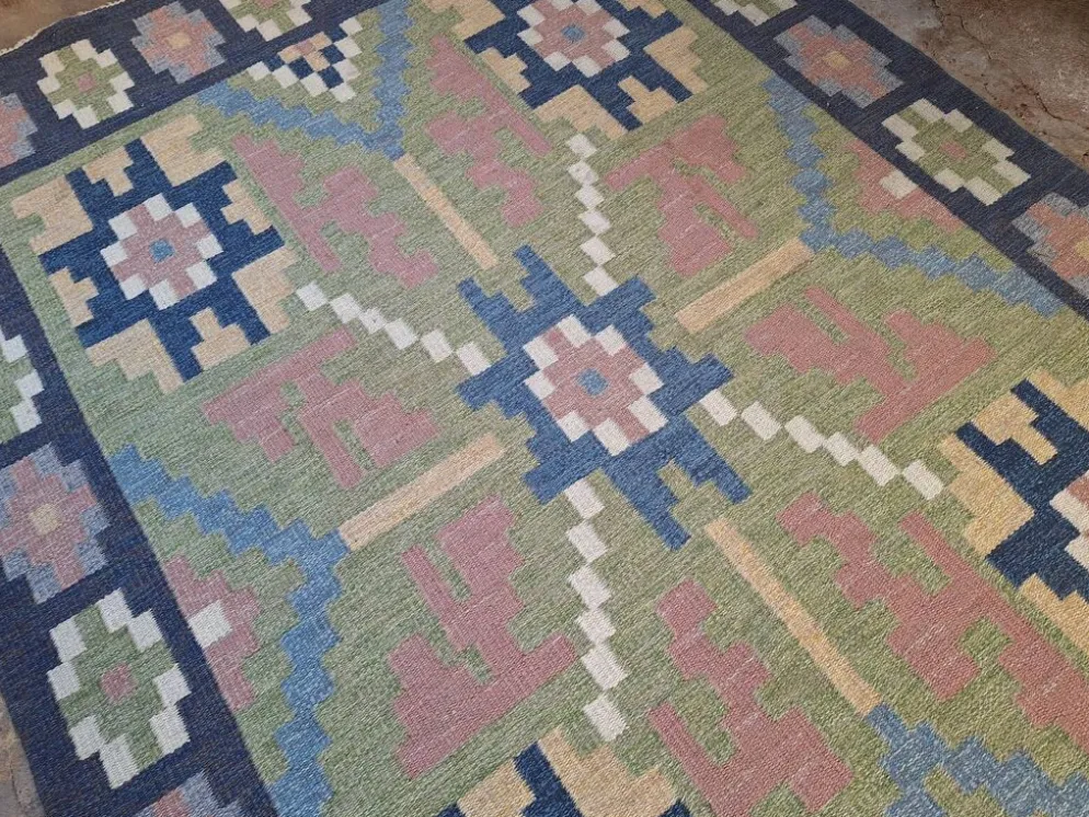 Tapis scandinave du milieu du siècle, tissé à plat en laine suédoise avec un design géométrique.