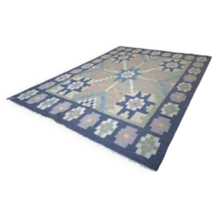 Tapis scandinave du milieu du siècle, tissé à plat en laine suédoise avec un design géométrique.