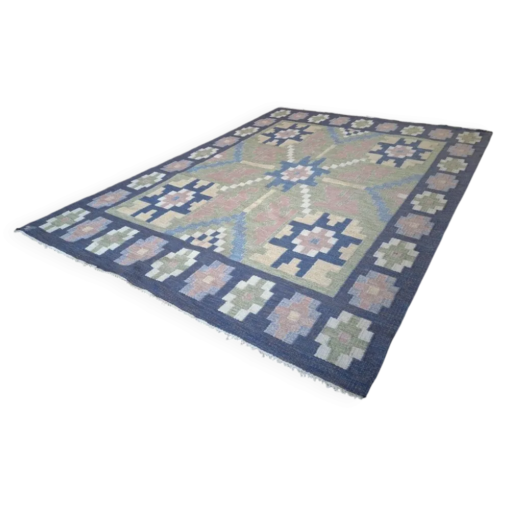 Tapis scandinave du milieu du siècle, tissé à plat en laine suédoise avec un design géométrique.