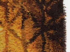 Tapis scandinave Rya en laine vierge à motifs orangés et marons