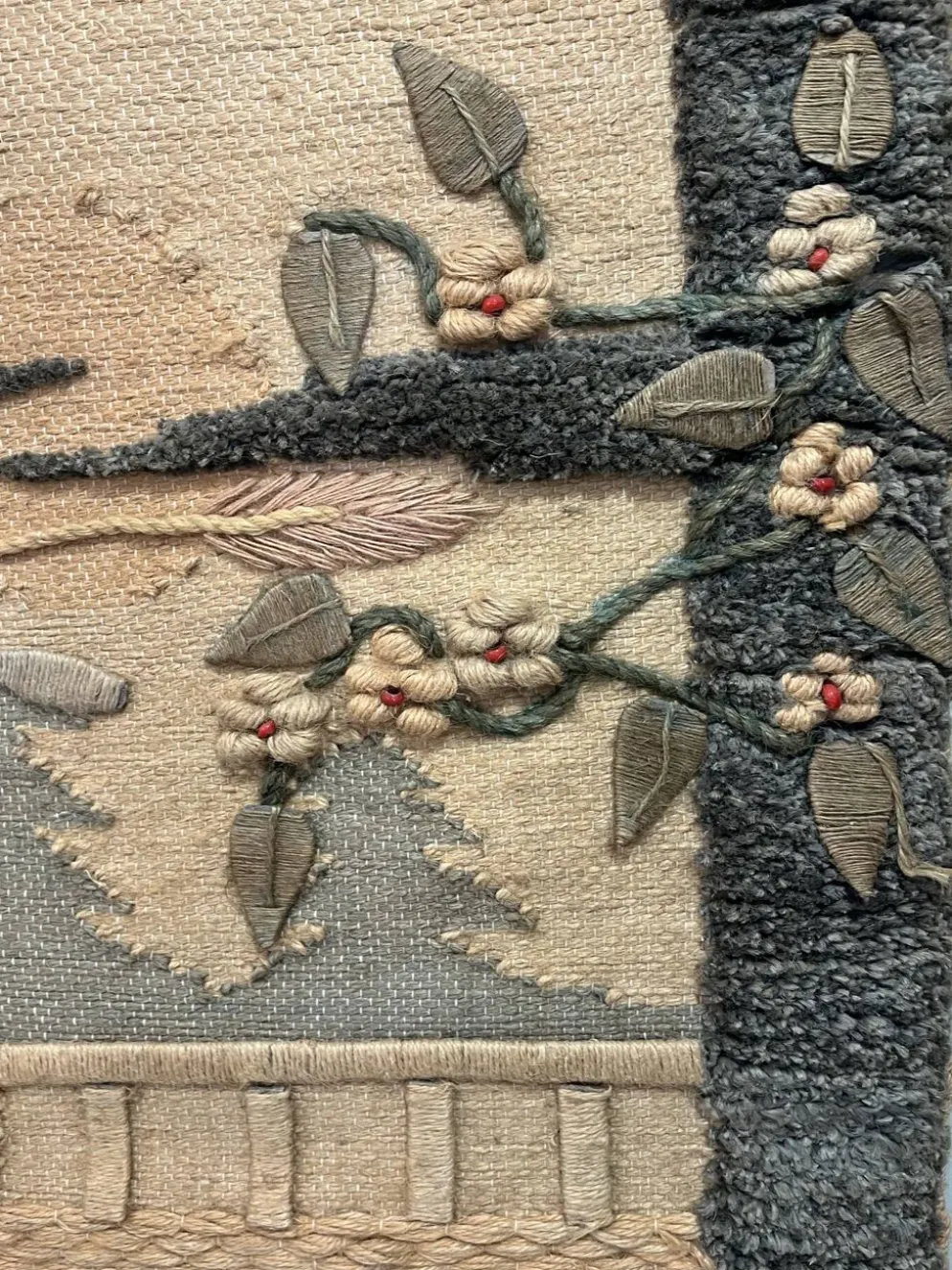 Tapisserie artisanale – Composition florale bohème