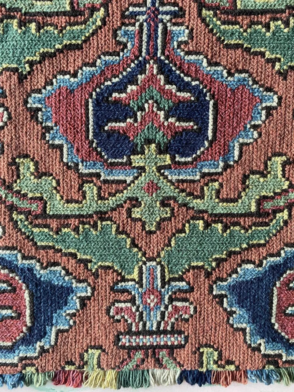 Tapisserie de broderie de grenade de l'art populaire suédois par Edna Nihlén, Suède 1956