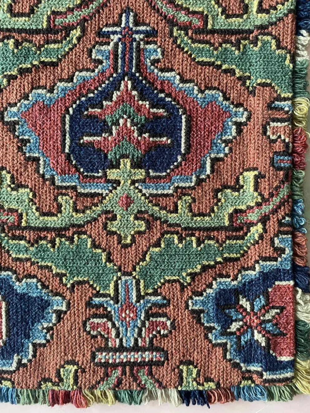Tapisserie de broderie de grenade de l'art populaire suédois par Edna Nihlén, Suède 1956
