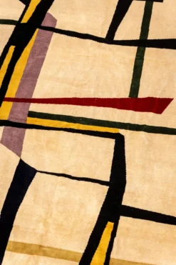 Tapisserie en laine tissée à la main, à décor géométrique coloré. 2026.