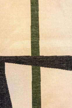 Tapisserie en laine tissée à la main, à décor géométrique coloré. 2026.