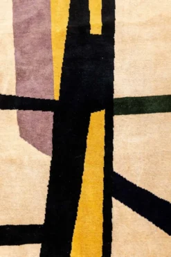 Tapisserie en laine tissée à la main, à décor géométrique coloré. 2026.