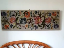 Tapisserie murale années 70 avec de grandes fleurs multicolores