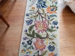 Tapisserie murale années 70 avec de grandes fleurs multicolores