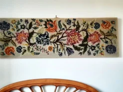 Tapisserie murale années 70 avec de grandes fleurs multicolores