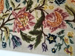 Tapisserie murale années 70 avec de grandes fleurs multicolores