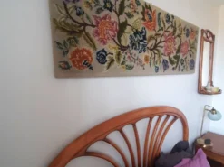 Tapisserie murale années 70 avec de grandes fleurs multicolores