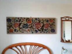 Tapisserie murale années 70 avec de grandes fleurs multicolores