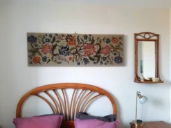 Tapisserie murale années 70 avec de grandes fleurs multicolores