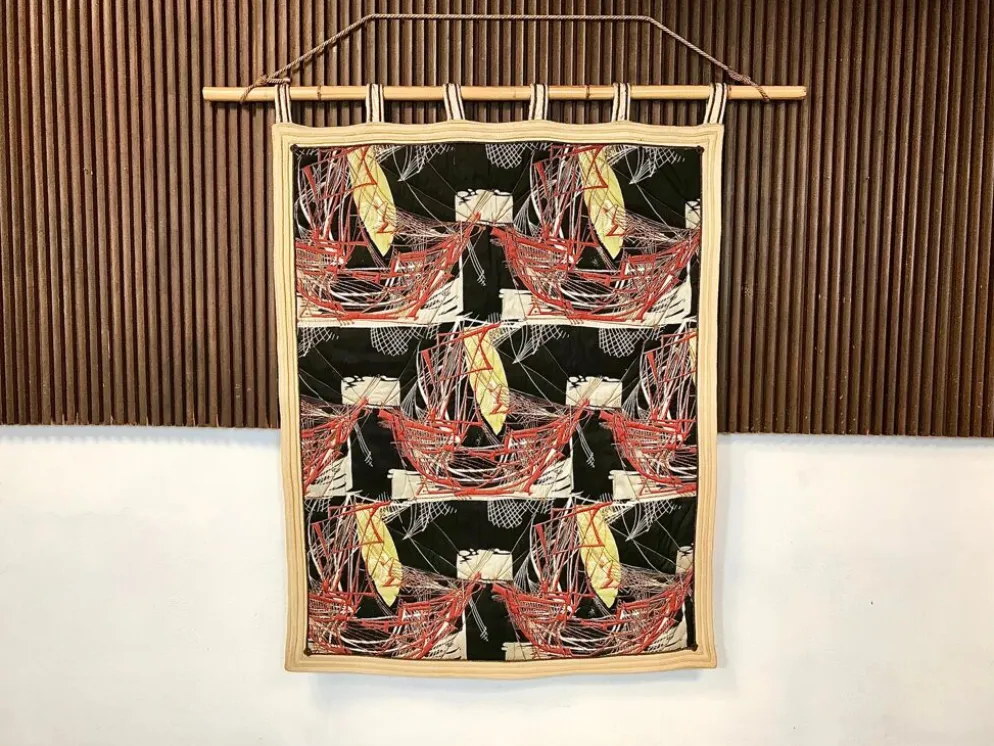 Tapisserie murale avec motif de voiliers sur tige en bambou, Italie années 1940.