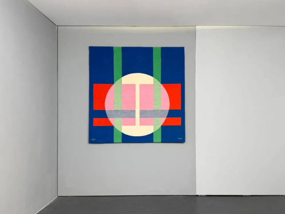 Tapisserie murale Bauhaus par Herbert Bayer pour NGM, Allemagne, 1988. Titre de l'œuvre : "Cercle blanc sur structure".