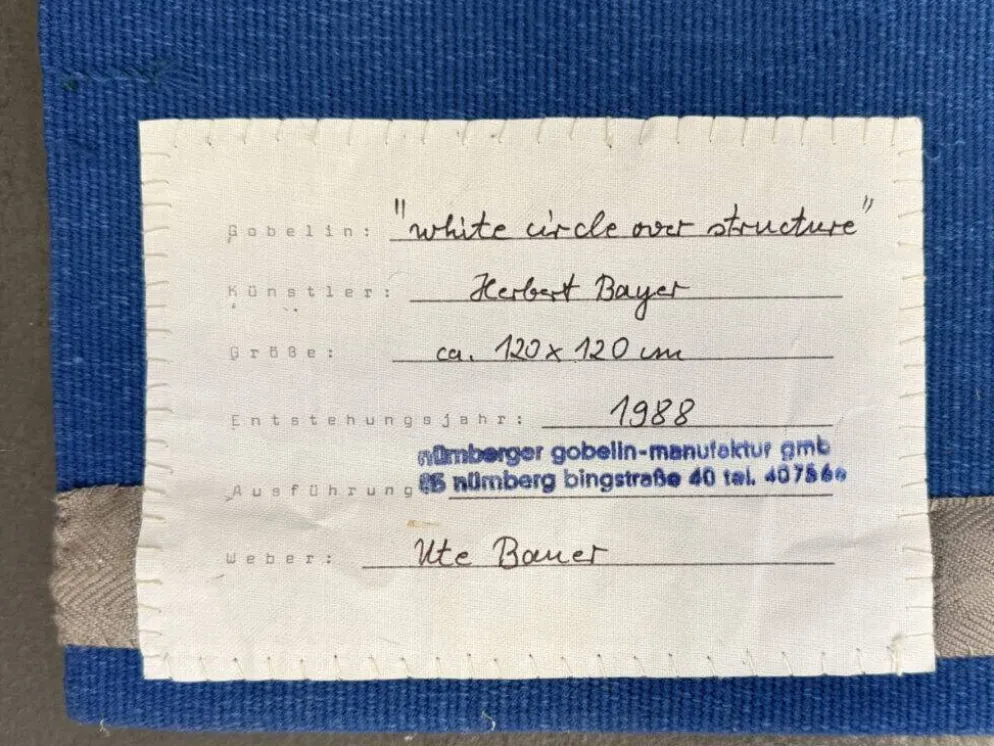 Tapisserie murale Bauhaus par Herbert Bayer pour NGM, Allemagne, 1988. Titre de l'œuvre : "Cercle blanc sur structure".