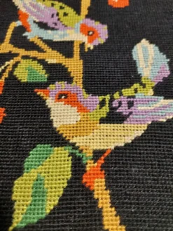 Tapisserie vintage encadrée oiseaux sur fond noir