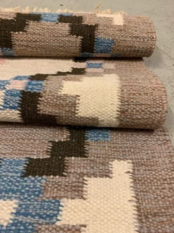 Tapis suédois du milieu du siècle Röllakan tissé à la main 1960