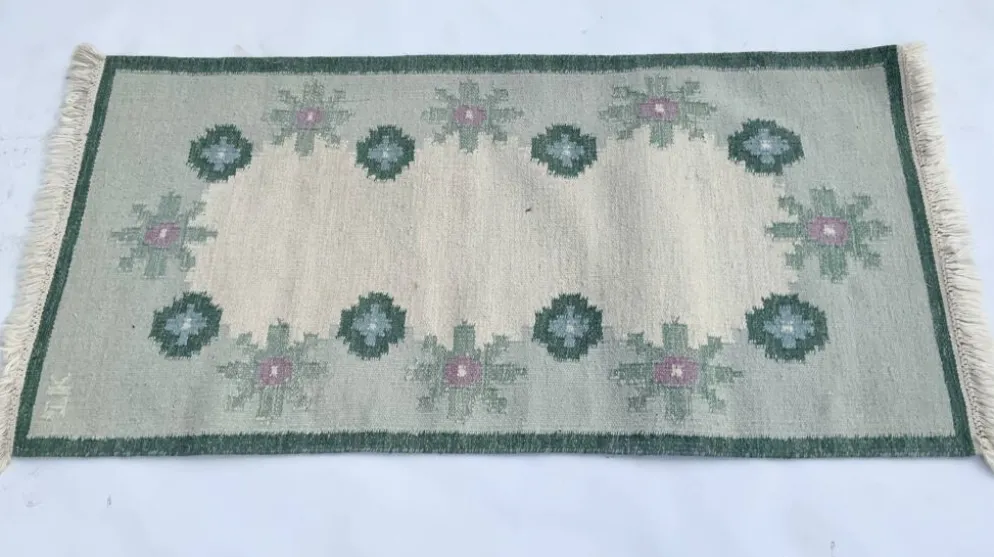 Tapis suédois en laine tissé à plat Kilim Rölakan en vert par Karin Jonsson 1960