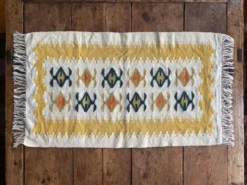 Tapis tissé à la main jaune et crème-blanc, Vlasti, Grèce, années 1960-70.
