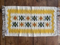 Tapis tissé à la main jaune et crème-blanc, Vlasti, Grèce, années 1960-70.