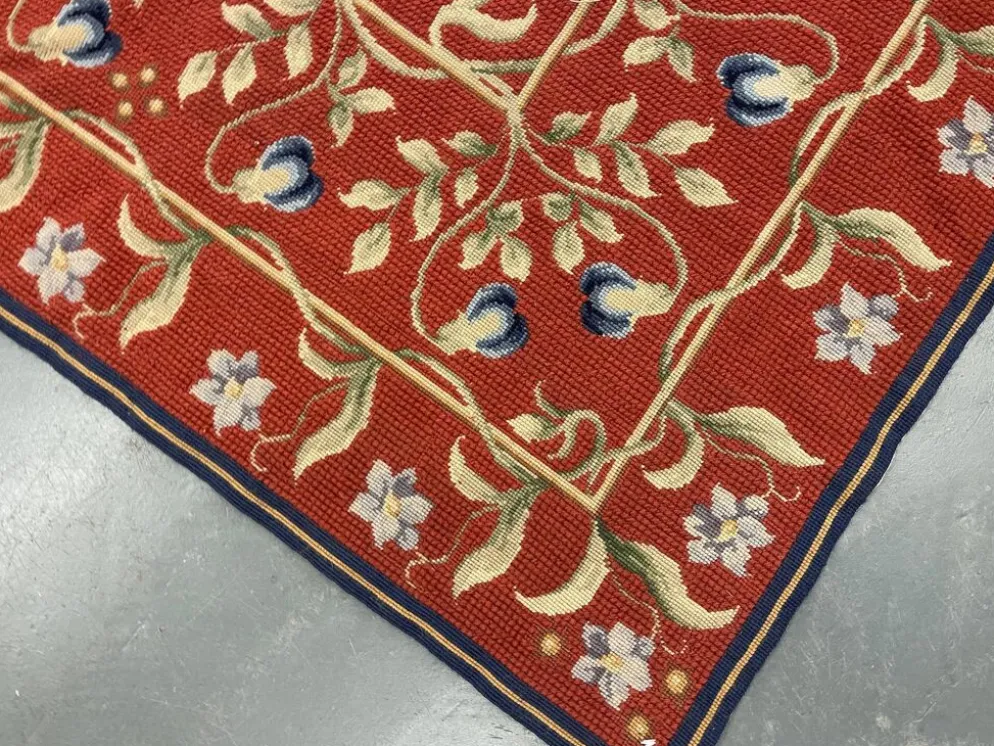 Tapis traditionnel bordeaux style Aubusson floral en laine tissé à la main en point de croix